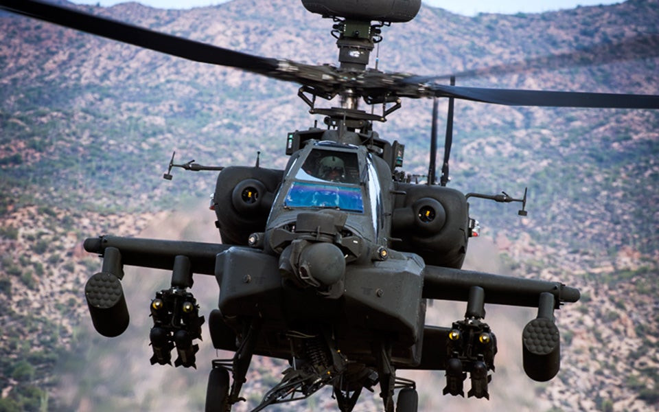 Βίντεο: Το AH-64 Apache σε άσκηση με πραγματικά πυρά